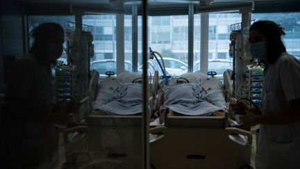 Un malade du Covid-19 hosptialisé en réanimation, le 14 décembre 2021 à Montreuil (Seine-Saint-Denis). (JULIEN DE ROSA / AFP)