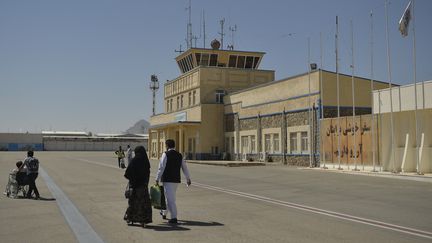 Des passagers sur le tarmac de l'aéroport de Herat, en Afghanistan, s'apprêtent à embarquer pour Kaboul, la capitale, le 22 septembre 2021.&nbsp; (HOSHANG HASHIMI / AFP)