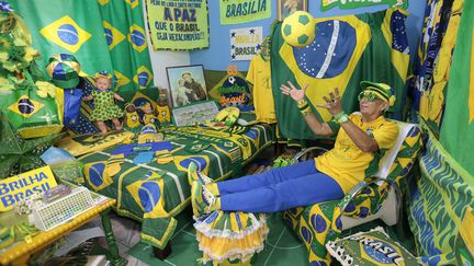 Marilza Guimaraes da Silva, 63 ans et fan de l'&eacute;quipe de football br&eacute;silienne pose dans sa maison &agrave; Brasilia (Br&eacute;sil), le 27 mai 2014. (REUTERS)