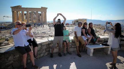 Des touristes devant l'Acropole &agrave; Ath&egrave;nes (Gr&egrave;ce), le 4 juillet 2015. (KAY NIETFELD / DPA / AFP)