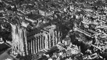 Vue aérienne du quartier de la cathédrale de Reims, prise en 1918 (AFP - RMN/Grandpalais)