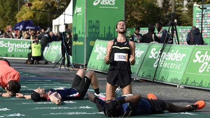 A bout de force à l'arrivée du marathon de Paris, le 17 octobre 2021. (HERVIO JEAN-MARIE / KMSP via AFP)