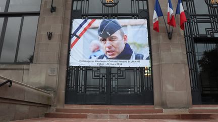 La municipalité de Marcq-en-Baroeul (Nord) rend hommage au Lieutenant Colonel Arnaud Beltrame, décédé le 23 mars 2018 à Trèbes (Aude). (FRANÇOIS CORTADE / FRANCEBLEU NORD)