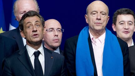 Nicolas Sarkozy et Alain Jupp&eacute; chantent la "Marseillaise", au conseil national de l'UMP, le 7 f&eacute;vrier 2015, &agrave; Paris. (ALAIN JOCARD / AFP)