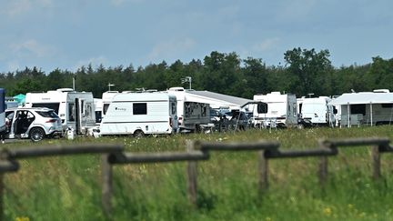 Des caravanes installées dans un champ. Image d'illustration. (REMY PERRIN / MAXPPP)