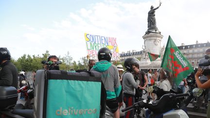 Le rassemblement des livreurs Deliveroo, place de la République à Paris, le 10 août 2019. (JACQUES DEMARTHON / AFP)