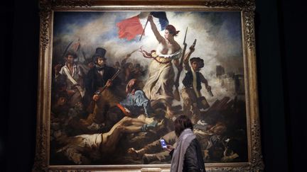 "La Liberté guidant le peuple" d'Eugène Delacroix, au Louvre, à Paris, le 27 mars 2018. Le musée&nbsp;consacre&nbsp;une exposition&nbsp;au peintre du 29 mars au 23 juillet 2018.&nbsp; (CHRISTOPHE ENA/AP/SIPA / AP)