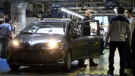 Un employé masqué sur la ligne de production de la Toyota Yaris, dans l'usine d'Onnaing (Nord), près de Valenciennes, le 23 avril 2020.&nbsp;&nbsp; (FRANCOIS LO PRESTI / AFP)