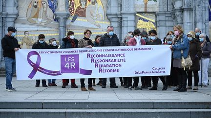 Des membres du collectif "De la parole aux actes" demandes reconnaissance, responsabilité, réparation et réforme pour les victimes de violences sexuelles dans l'Eglise catholique, à Lourdes le 6 novembre 2021. (VALENTINE CHAPUIS / AFP)