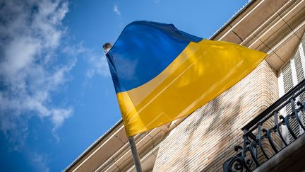 Un drapeau ukrainien, le 18 septembre 2022, à Paris. (STEPHANE MOUCHMOUCHE / HANS LUCAS)