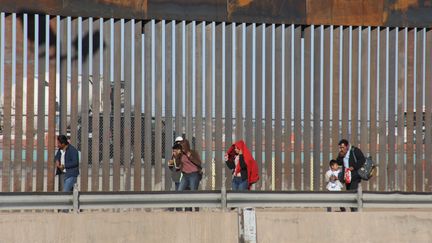 Des familles de migrants à Ciudad Juarez, à la frontière entre le&nbsp;Mexique et les Etats-Unis, le 16 avril 2019. (DAVID PEINADO / NURPHOTO / AFP)