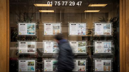 A real estate agency in Paris, December 2017. (LIONEL BONAVENTURE / AFP)