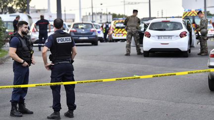 Des policiers et des militaires sécurisent les abords du lieu où un homme a attaqué des passants au couteau. (PHILIPPE DESMAZES / AFP)