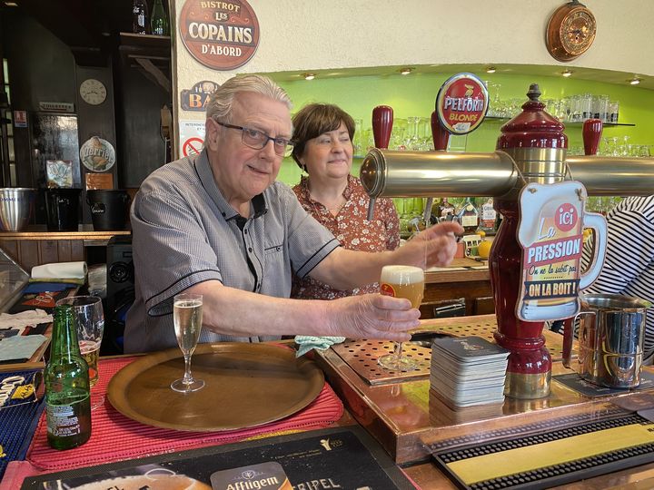 Au comptoir du "Coq lillois", à Hénin-Beaumont (Pas-de-Calais), le&nbsp;patron Roger Berger sert à boire, le 24 avril 2022. (RAPHAEL GODET / FRANCEINFO)