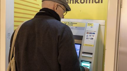 Un distributeur de billets à Zagreb (Croatie). (UTE GRABOWSKY / PHOTOTHEK via GETTYIMAGES)