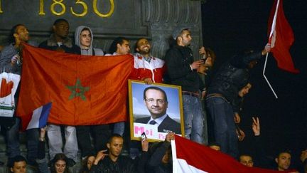 Dimanche soir à la Bastille, drapeaux marocains et tunisiens côtoyaient drapeaux tricolores et socialistes. (MARTIN BUREAU / AFP)