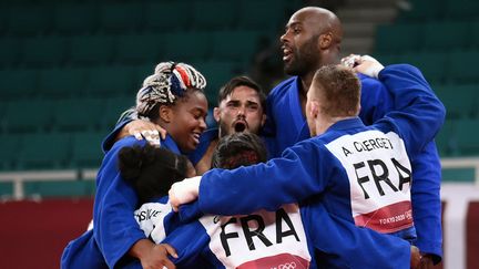 L'équipe de France de judo mixte célèbre son titre olympique par équipe aux Jeux de Tokyo, le 31 juillet 2021. (FRANCK FIFE / AFP)