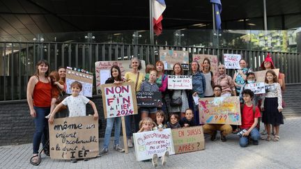 Un rassemblement en faveur de l'IEF, devant le rectorat de Lille, le 1er septembre 2022, jour de la rentrée scolaire. (Gwendoline Polaert)