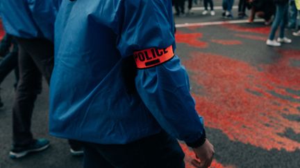 Des policiers lors de la "marche de la colère", le 2 octobre 2019 à Paris.&nbsp; (MATHIAS ZWICK / AFP)