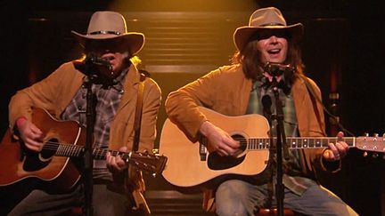 Neil Young et Jimmy Fallon en Neil Young au "Tonight Show" le 3 février 2015.
 (NBC / Saisie écran)