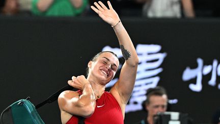 Aryna Sabalenka s'est qualifiée pour sa sixième demi-finale de rang en Grand Chelem en balayant Barbora Krejcikova (6-2, 6-3), le 23 janvier 2024. (ANTHONY WALLACE / AFP)