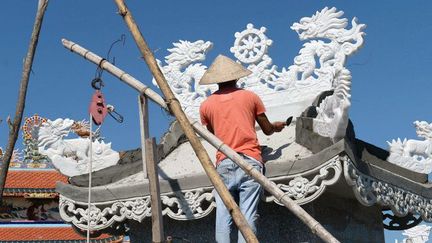 Dans le concours de créations mortuaires, les familles rivalisent d'inventivité. (HOANG DINH NAM / AFP)