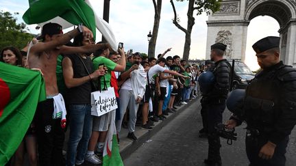 Des supporters de l'équipe d'Algérie sur les Champs-Élysées le 11 juillet 2019.&nbsp; (DOMINIQUE FAGET / AFP)