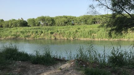 Dans le sud du Texas, à la frontière entre les Etats-Unis et le Mexique, l'endroit où ont été retrouvés les corps d'un Salvadorien de 26 ans et sa petite fille, dimanche 23 juin. (GREGORY PHILIPPS / RADIO FRANCE)