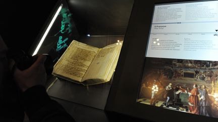 Les minutes du proc&egrave;s de Galil&eacute;e, sorties des archives du Vatican pour une exposition&nbsp;&agrave; Rome, le 29 f&eacute;vrier 2012. (TIZIANA FABI / AFP)