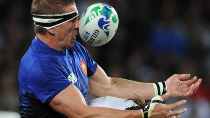 Imanol Harinordoquy rate le ballon devant l'Anglais Tom Palmer, en quarts de finale de la Coupe du monde de rugby, &agrave; Auckland (Nouvelle-Z&eacute;lande), le 8 octobre 2011.&nbsp; (FRANCK FIFE / AFP)