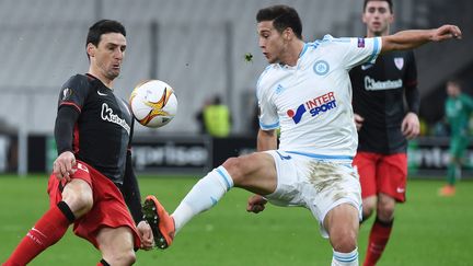 Le Marseillais Javier Manquillo (à droite) lors du match contre l'Athletic Bilbao, jeudi 18 février 2016 à Marseille (Bouches-du-Rhône). (ANNE-CHRISTINE POUJOULAT / AFP)