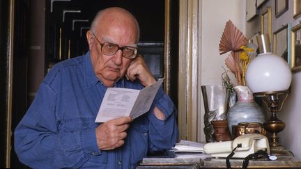 L'écrivain&nbsp;italien Andrea Camilleri, chez lui à Rome, en 2000 (LEONARDO CENDAMO / LEEMAGE / AFP)