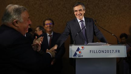 Gérard Larcher et François fillon à Paris le 22 novembre 2016. (PATRICK KOVARIK / AFP)