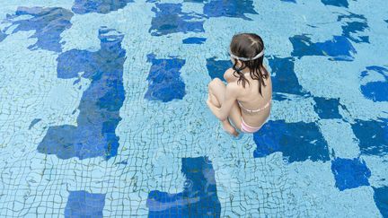 Une initation à la natation est menée depuis cinq ans par le Secours populaire (illustration). (THIERRY FOULON / MAXPPP)