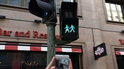 Un signal piéton dans le centre de Madrid représentant des personnes du même sexe, le 5&nbsp;juin 2017. (MAXPPP)