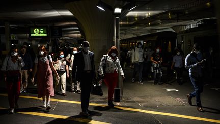 Des voyageurs portant un masque, le 2 juin 2020 à la gare d'Austerlitz à Paris. (CHRISTOPHE ARCHAMBAULT / AFP)