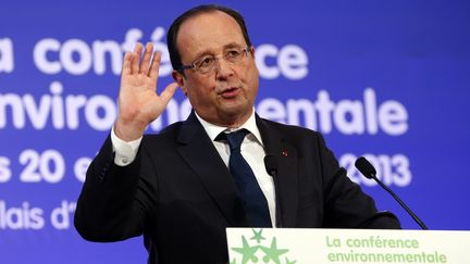 Le pr&eacute;sident Fran&ccedil;ois Hollande de son discours d'ouverture de la conf&eacute;rence environnementale, le 20 septembre 2013 &agrave; Paris.&nbsp; (CHARLES PLATIAU / REUTERS)