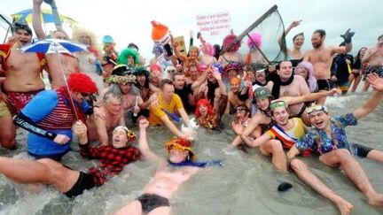 Le traditionnel bain du Nouvel An de Dunkerque (AFP/PHILIPPE HUGUEN)