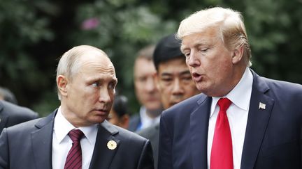 Vladimir Poutine et Donald Trump lors d'un sommet de la Coopération économique pour l'Asie-Pacifique à Danang, au Vietnam, le 11 novembre 2017. (AFP)