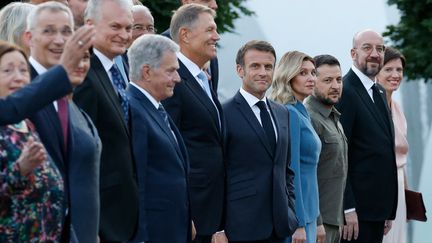 Des chefs d'Etat, dont Emmanuel Macron et Volodymyr Zelensky, sont réunis à l'occasion d'un sommet de l'Otan à Vilnius (Lituanie) le 11 juillet 2023. (LUDOVIC MARIN / AFP)