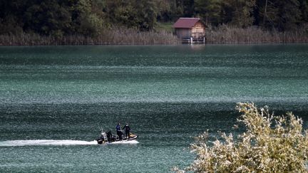 Des gendarmes sur le lac d'Aiguebelette en Savoie, le 11 septembre 2017 (photo d'illustration). (JEFF PACHOUD / AFP)