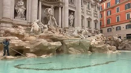 Ramassage des pièces dans la fontaine de Trevi
 (France2/culturebox)