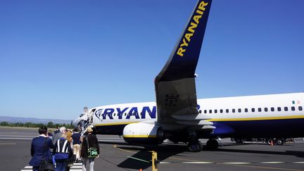 Embarquement de passagers sur un vol Ryanair sur l'aéroport de Carcassonne (Aude). (EMMANUEL DUNAND / AFP)