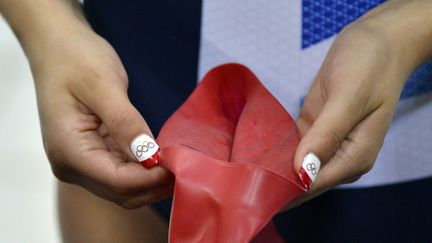 Aimee Willmott, la nageuse anglaise, et sa manucure sp&eacute;ciale Jeux olympiques, lors d'un&nbsp;entrainements &agrave; la piscine olympique&nbsp;le 25 juillet &agrave; Londres.&nbsp; (TOBY MELVILLE / REUTERS)