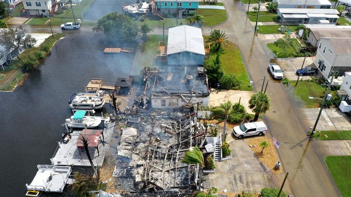 Une maison brûle après avoir été ravagée par l'ouragan Idalia, à Hudson, en Floride. (JOE RAEDLE / GETTY IMAGES NORTH AMERICA / AFP)