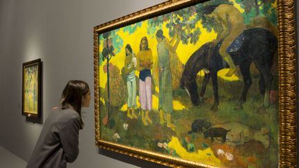 Une visiteuse dans La salle des Gaauguin : "Ruperupe" ("La Cueillette des fruits") Paul gauguin, Tahiti, Papeete 1899, fondation Vuitton, octobre 2016
 (Gilles BASSIGNAC/JDD/SIPA)