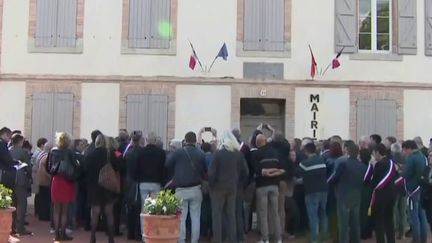 En France, un maire sur trois est aujourd'hui victime de menaces ou d'injures. Lundi 15 mai, près de 100 élus se sont rassemblés dans le Tarn pour soutenir un édile victime de harcèlement. (FRANCEINFO)