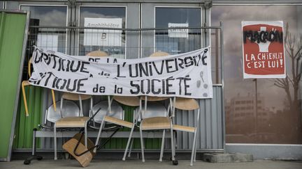 L'entrée d'un bâtiment de l'université de Nanterre (Hauts-de-Seine), bloquée, le 16 avril 2018. (MAXPPP)