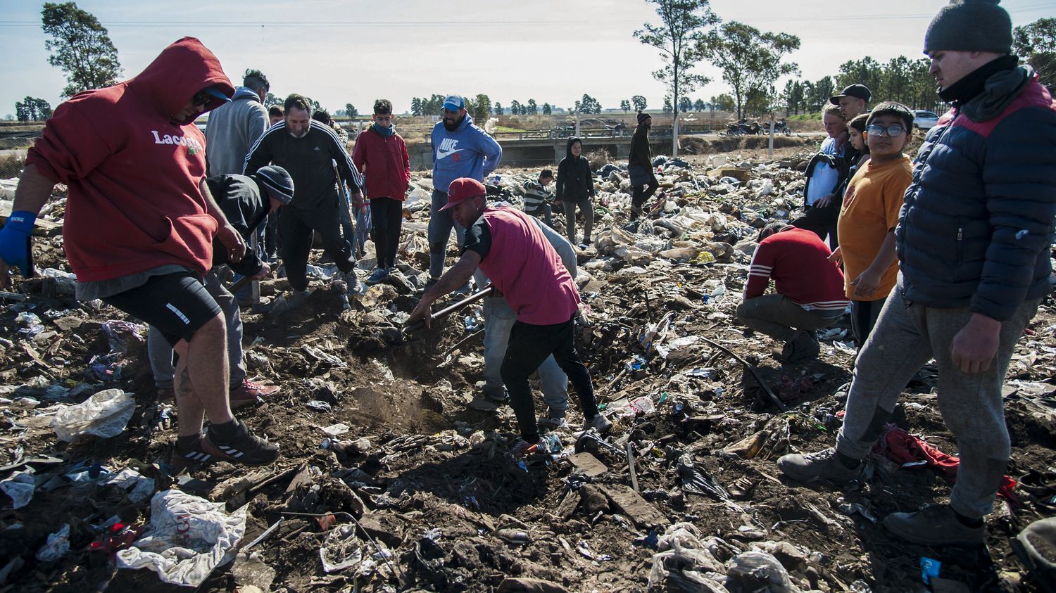 escena de locura colectiva tras el hallazgo de decenas de miles de dólares en la basura