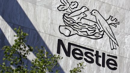 Le logo Nestlé sur son siège social à Vevey (Suisse). (FABRICE COFFRINI / AFP)